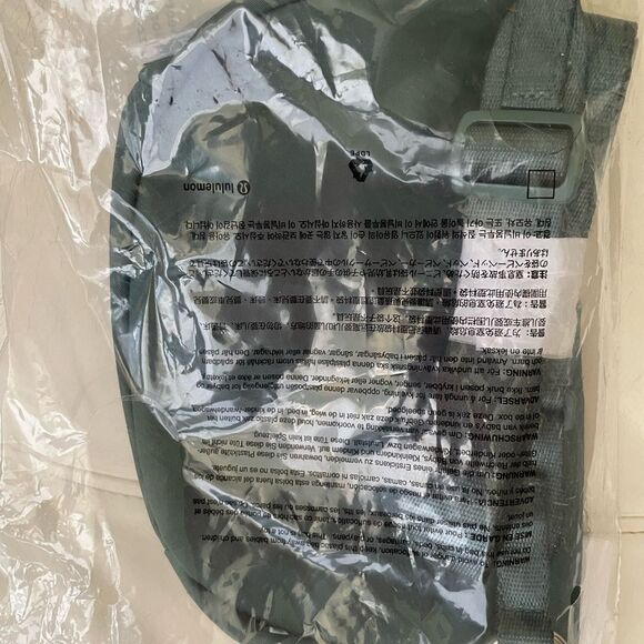 LULULEMON ALL NIGHT FESTIVAL BAG MEDIUM FORREST GREEN 2L micro bag NWT Perfect - Picture 5 of 7